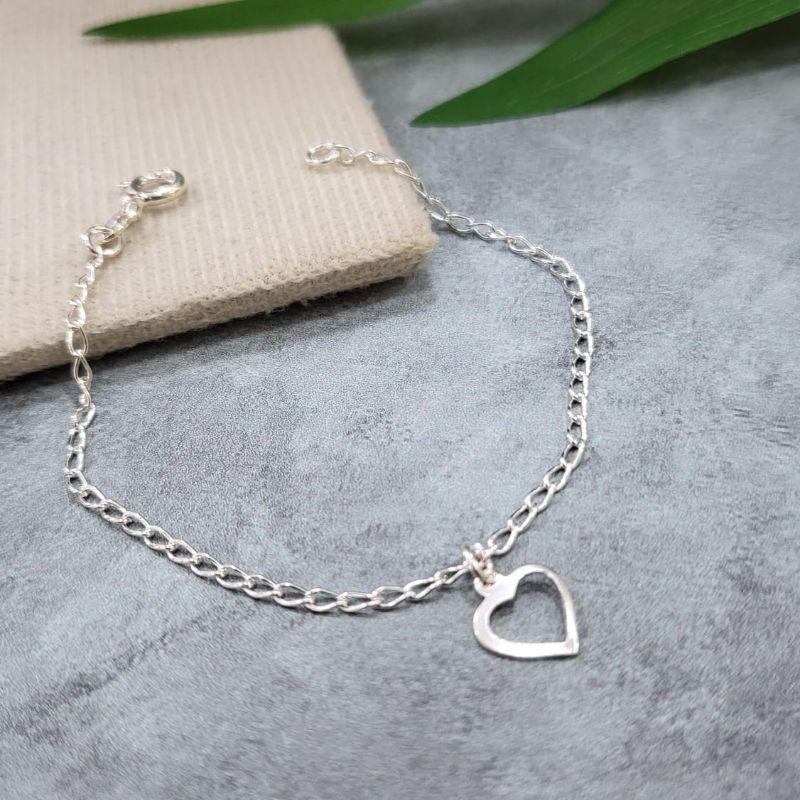 Pulseira infantil com pingente coracao vazado prata 925 TAM15CM