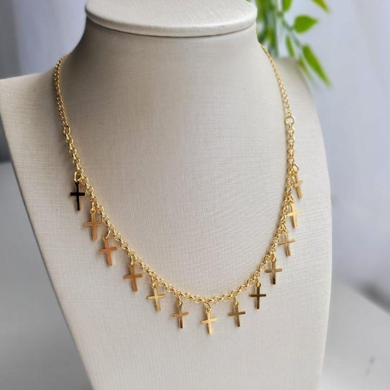 CHOKER COM PINGENTE CRUZ BANHADO A OURO 18K TAM35CM