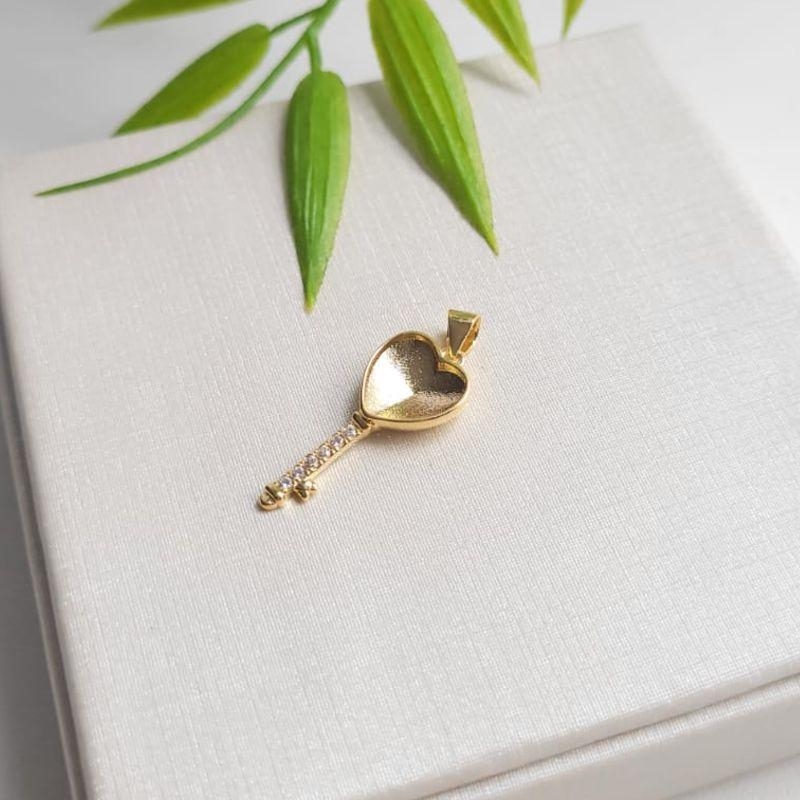 PINGENTE CHAVE CRAVEJADA BANHADA A OURO 18K