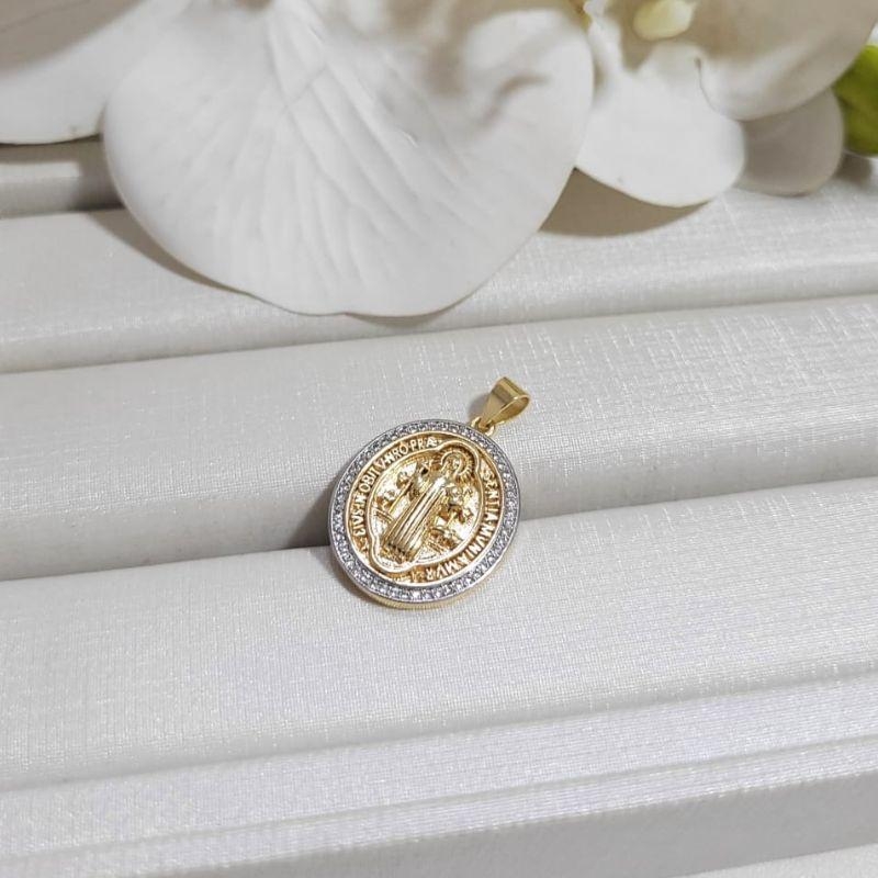 PINGENTE SAO BENTO CRAVEJADO BANHADO A OURO 18K