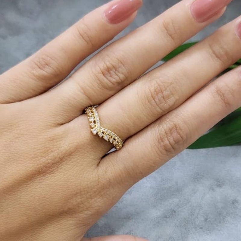 Anel em forma de coroa cravejado banhado a ouro 18k