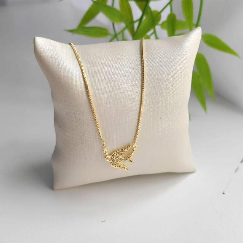 COLAR COM PINGENTE ANDORINHA CRAVEJADO BANHADO A OURO 18K TAM45CM