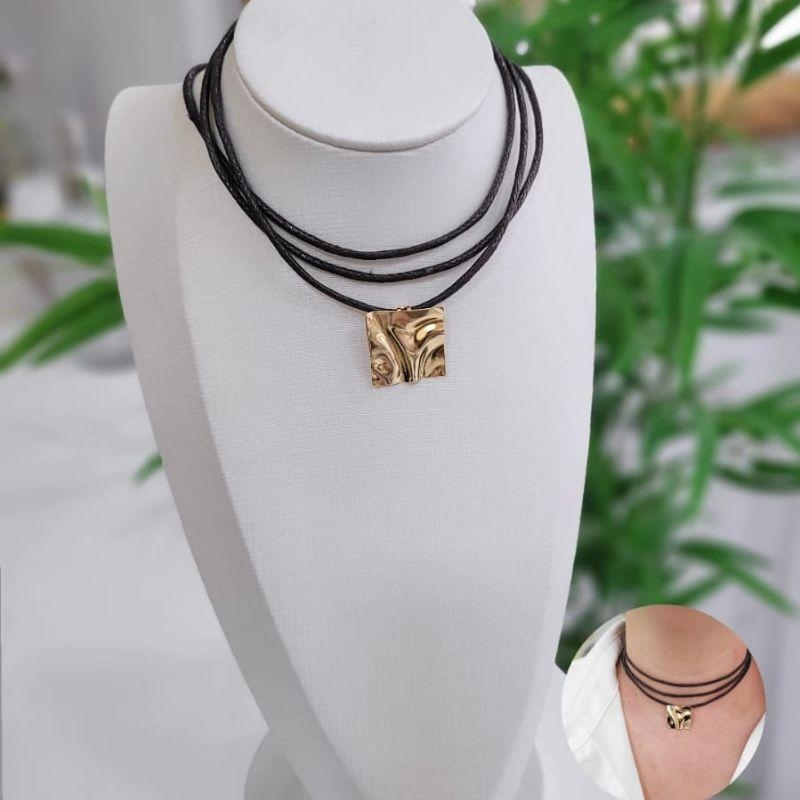 Colar country com pingente chapa quadrada martelado