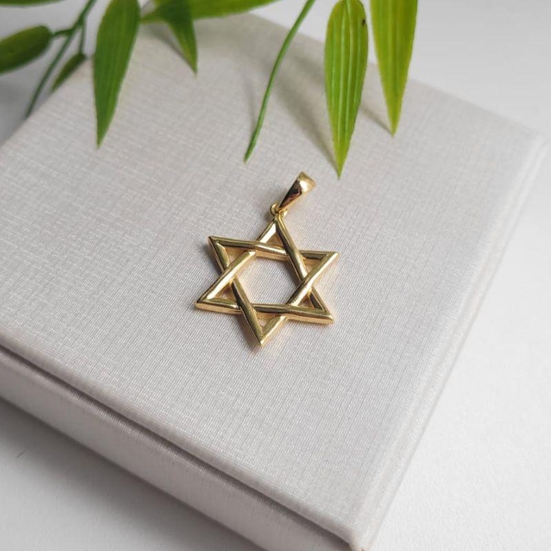 PINGENTE ESTRELA DE DAVI MACIÇA BANHADO A OURO 18K