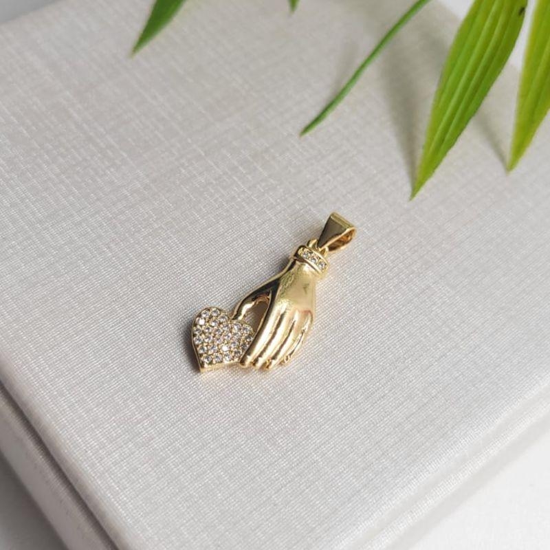 PINGENTE MÃO COM CORAÇÃO CRAVEJADO BANHADO A OURO 18K