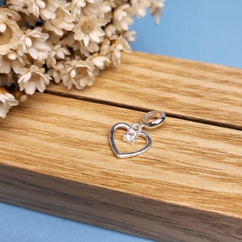 Berloque coracao liso vazado com ponto de luz prata 925