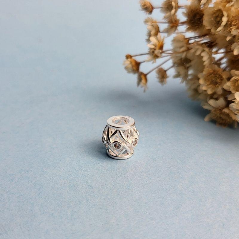 Berloque separador vazado com zirconias no meio  prata 925