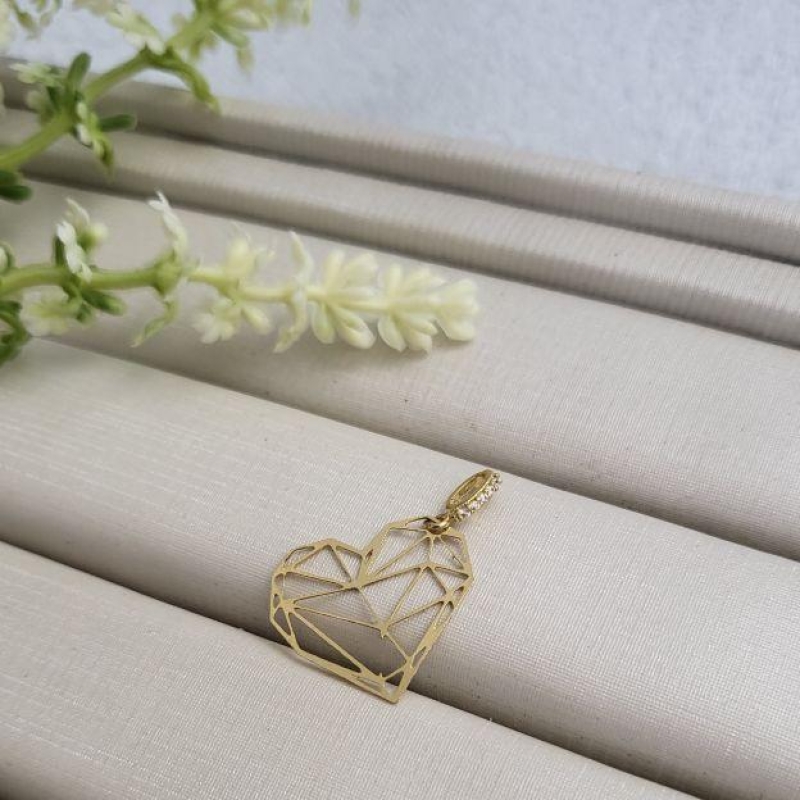 PINGENTE CORAÇÃO VAZADO TRABALHADO BANHADO A OURO 18K