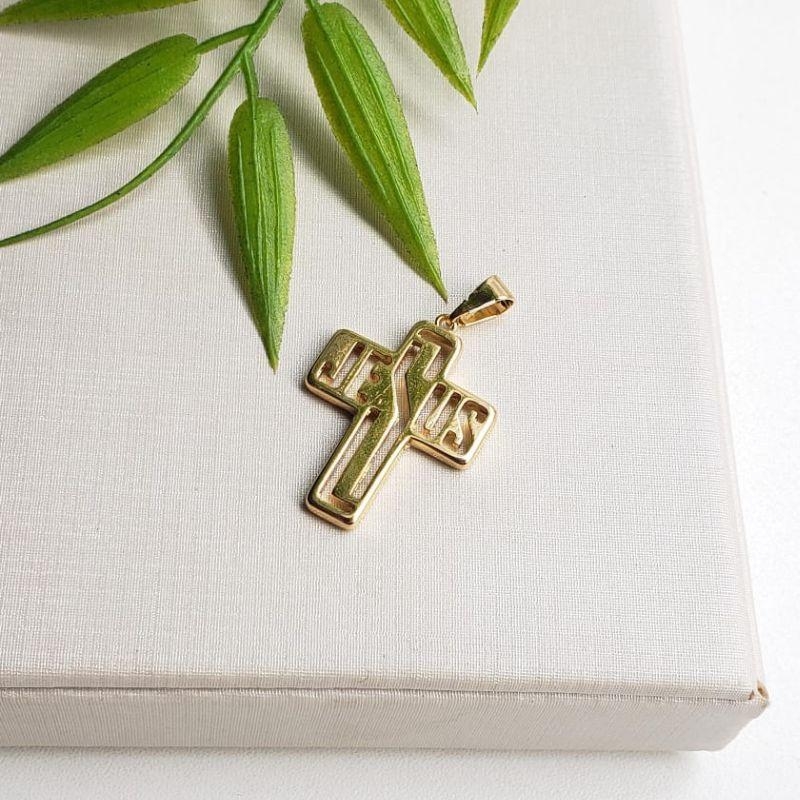 PINGENTE CRUZ ESCRITO JESUS BANHADO A OURO 18K