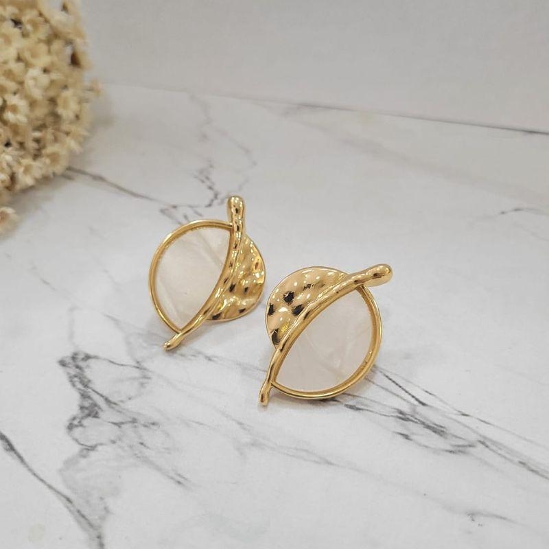 Brinco disco organico e perola  no banho de ouro 18k