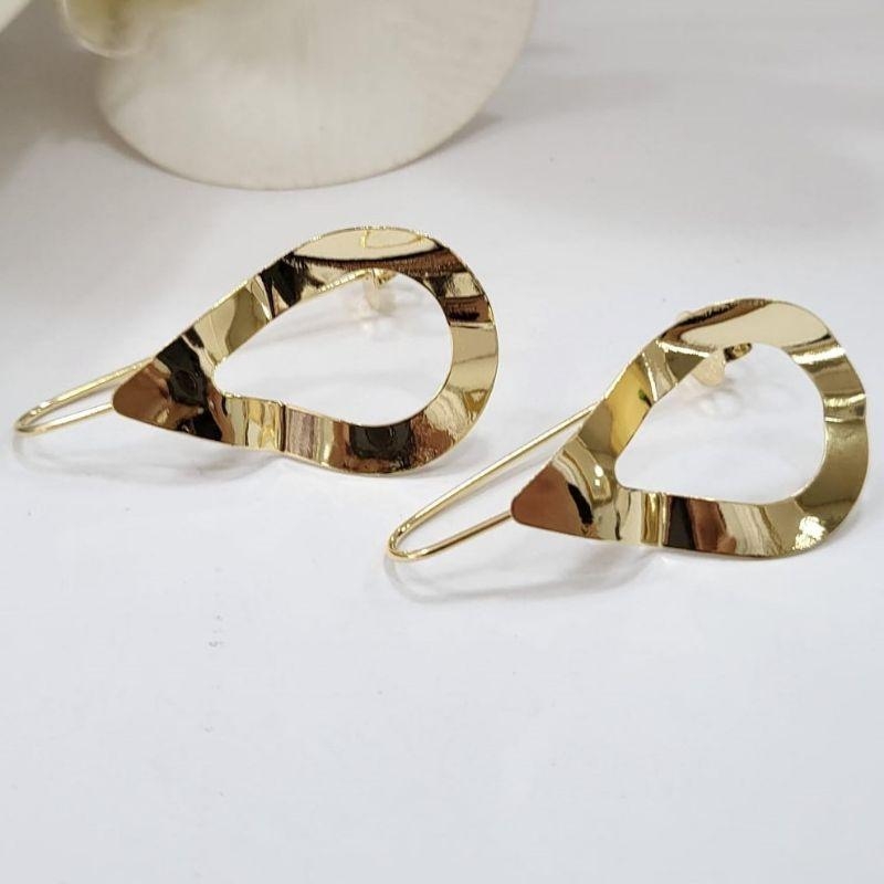 Brinco gancho gota vazada torta banhado a ouro 18k