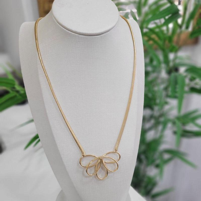 Gargantilha flor vazada cinco petalas banhado a ouro 18k TAM45CM
