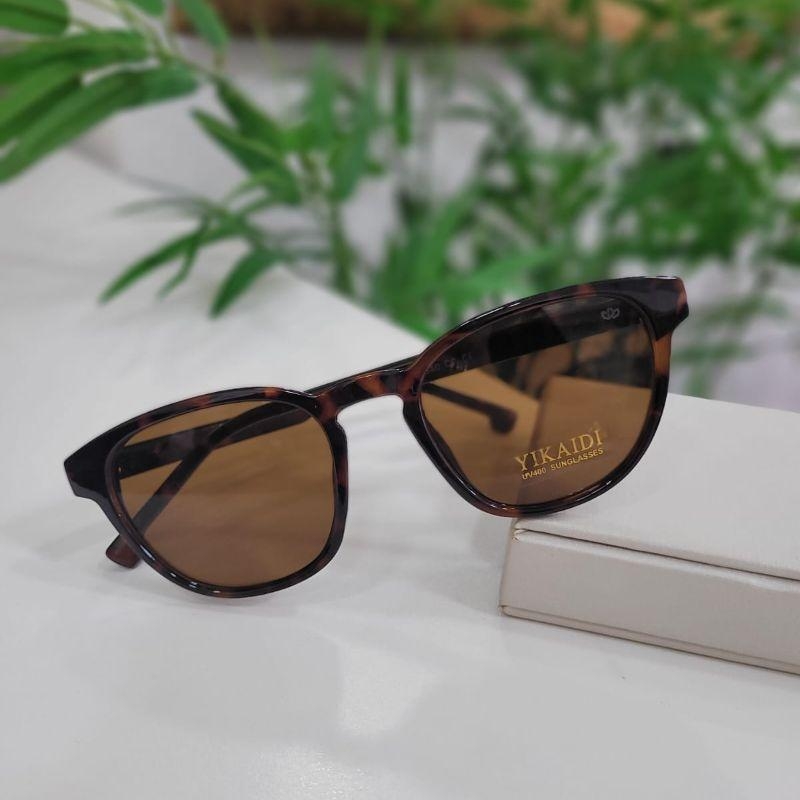 Oculos oval marrom armacao desenhada no marrom