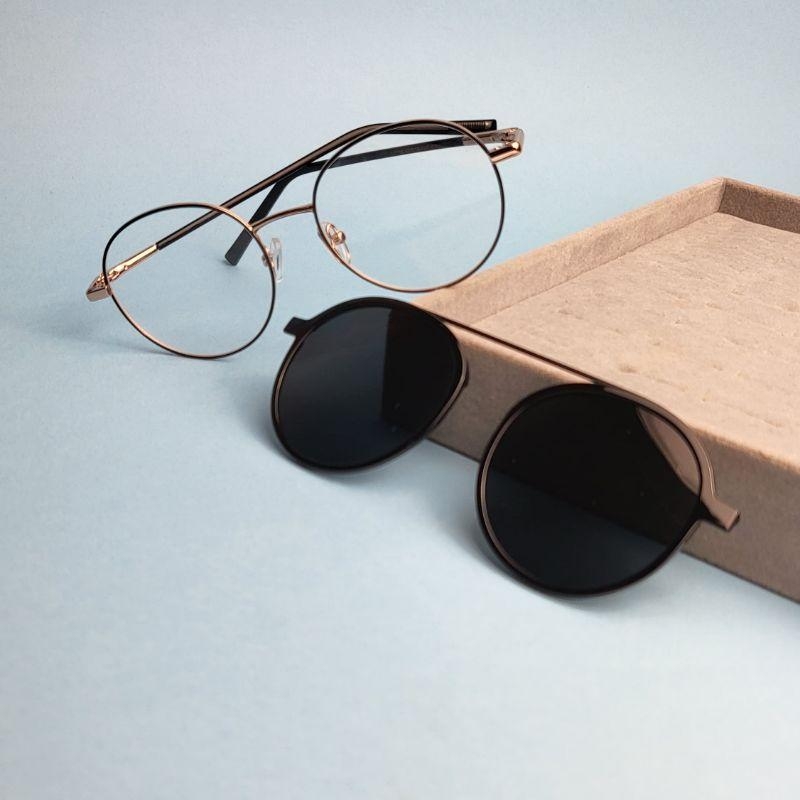 Oculos redondo clip-on preto armacao dourada perna preta