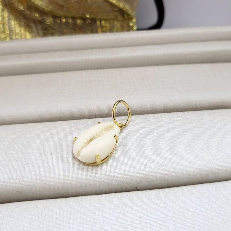 Pingente buzios na cor perola banhado a ouro 18k