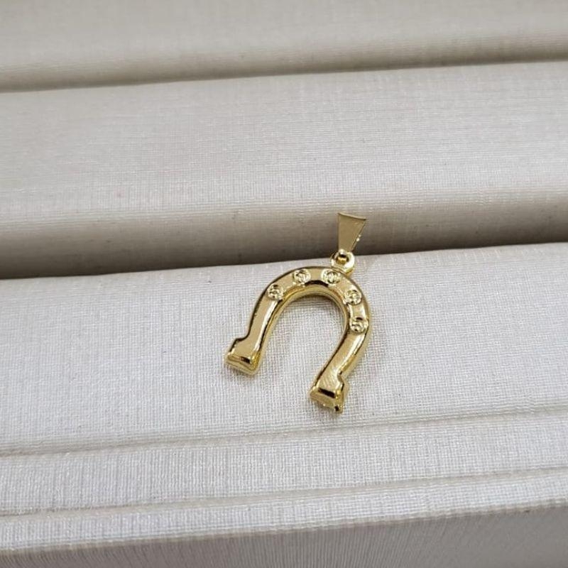 Pingente ferradura media dupla banhado a ouro 18k