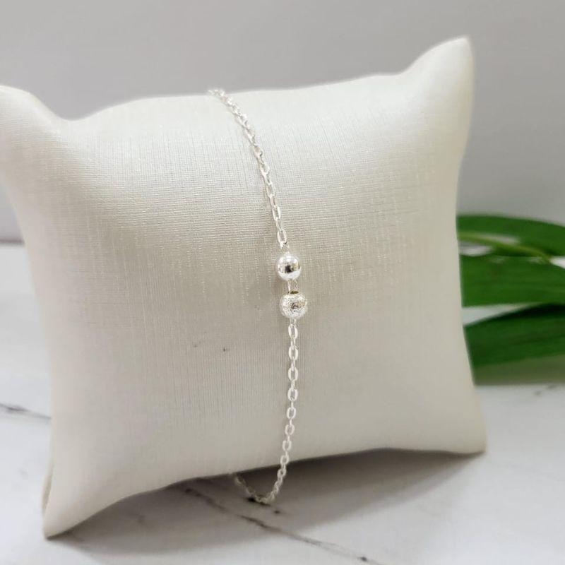 Pulseira com uma bolinha fosca e uma brilhante prata 925