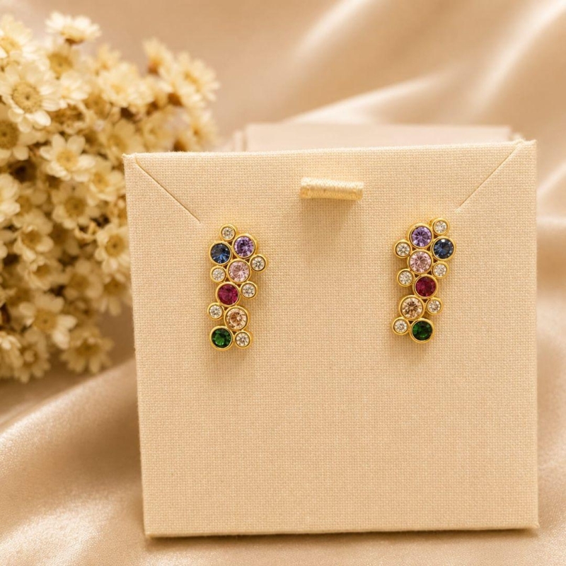 BRINCO COM ZIRCÔNIAS COLORIDAS BANHADO A OURO 18K