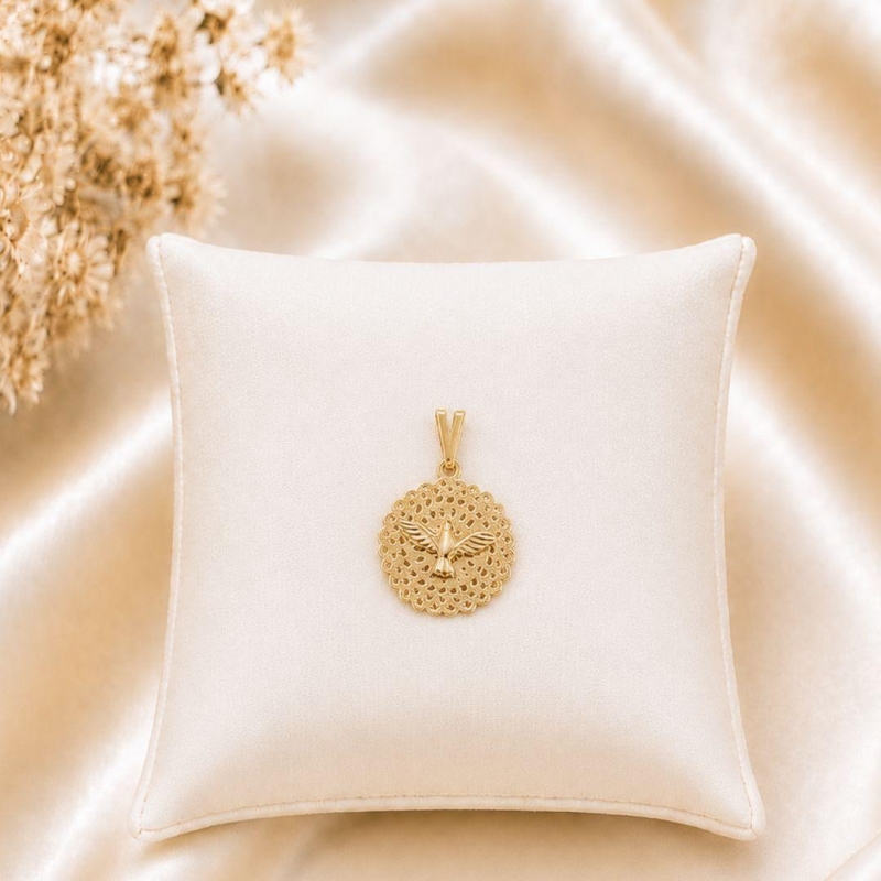 PINGENTE TRABALHADO COM ESPIRITO SANTO BANHADO A OURO 18K