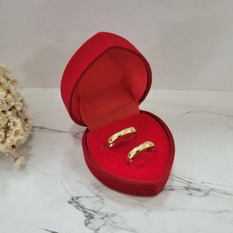 Aliança anatômica lisa fina com uma zircônia banhada a ouro 18k