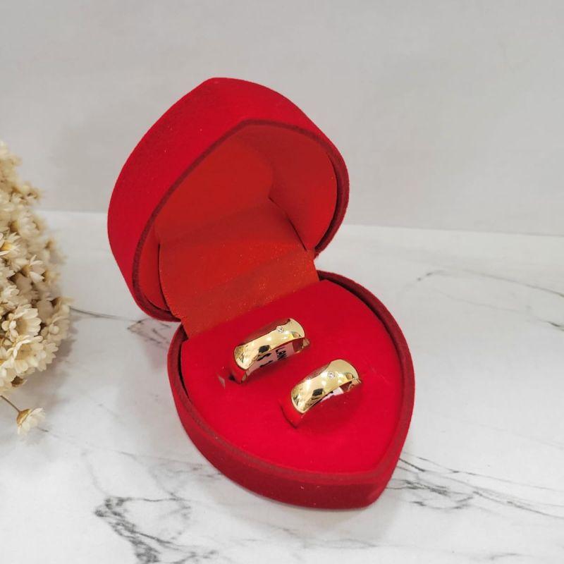 Aliança anatomica lisa media com uma zirconia banhada a ouro 18k
