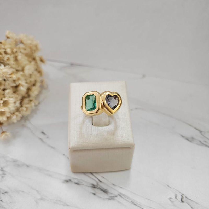 ANEL COM 2 PEDRAS EM FOMA DE CORACAO E RETANGULAR LILAS E VERDE BANHADO A OURO 18K