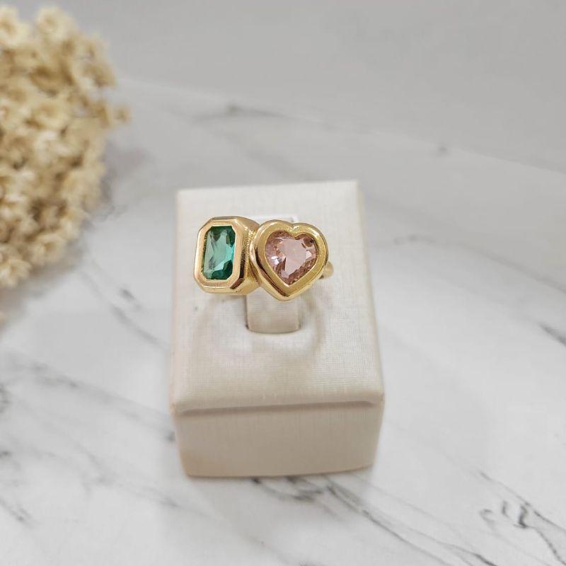 ANEL COM 2 PEDRAS EM FOMA DE CORACAO E RETANGULAR  ROSA E VERDE BANHADO A OURO 18K
