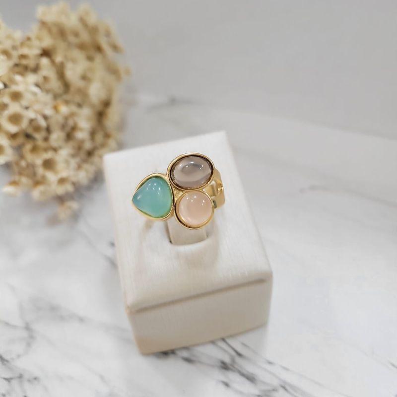 Anel com 3 pedras naturais nas cores fume/quartzo rosa e agata azul ceu banhada a 18K