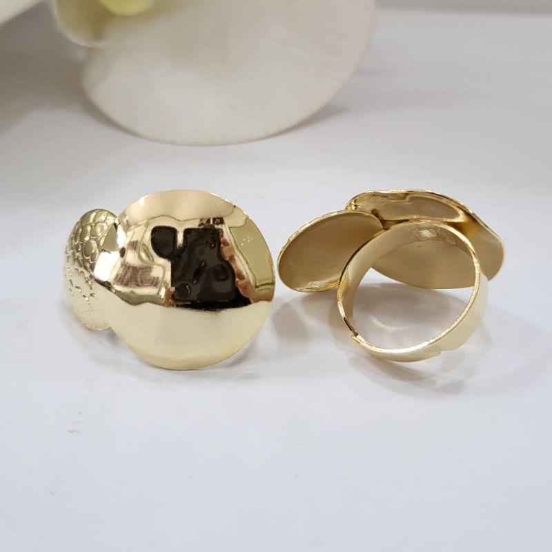 Anel com duas partes redondas sendo uma trabalhada banhado a ouro 18k