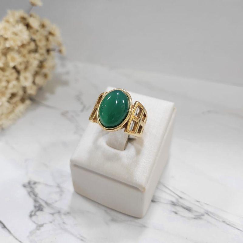 ANEL COM FUROS QUADRADOS LATERAIS E PEDRA OVAL QUARTZO VERDE BANHADO A OURO 18K