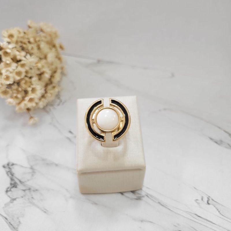 ANEL COM PEDRA CENTRAL BRANCA COM DETALHE  PRETO NAS LATERAIS BANHADO A OURO 18K