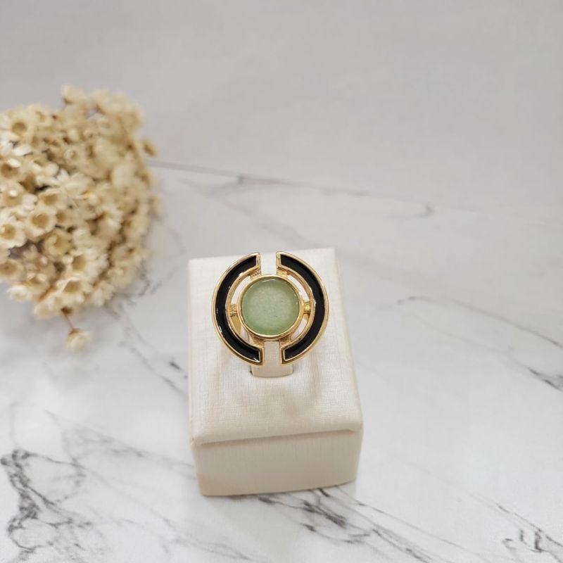 ANEL COM PEDRA CENTRAL VERDE  COM DETALHE  PRETO NAS LATERAIS BANHADO A OURO 18K