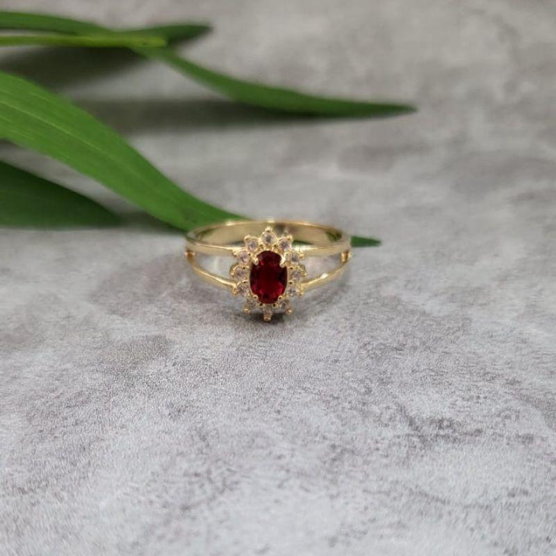 Anel de formatura feminino pedra oval na cor rubi com zirconias banhado a ouro 18k