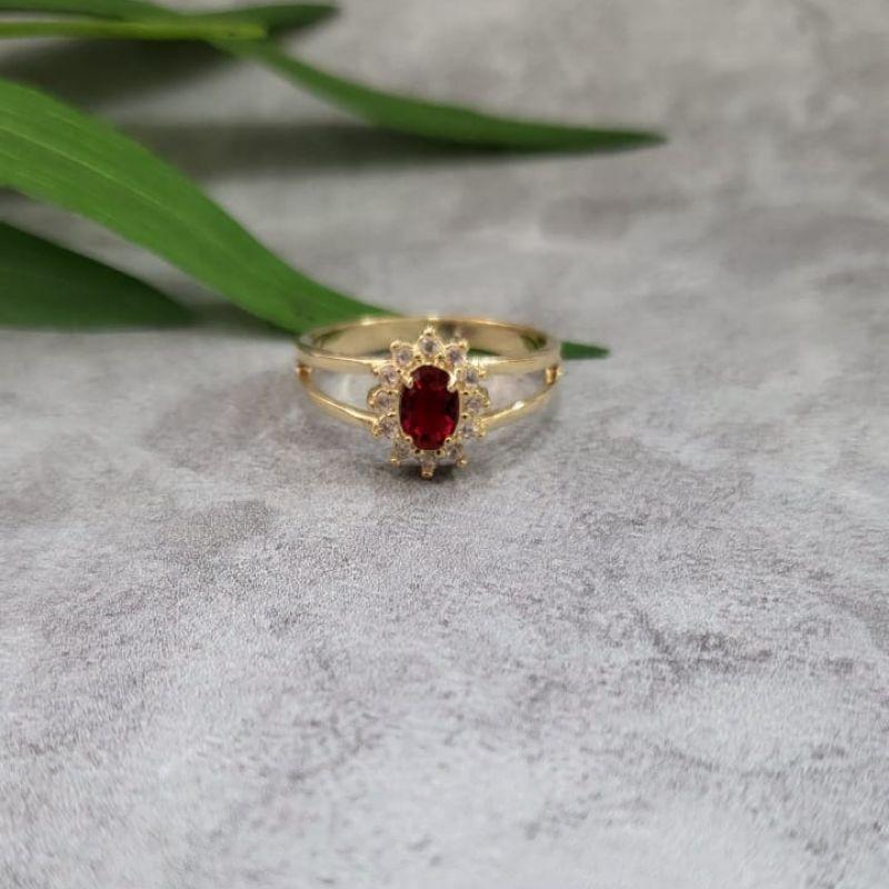 Anel de formatura feminino pedra oval na cor rubi com zirconias banhado a ouro 18k