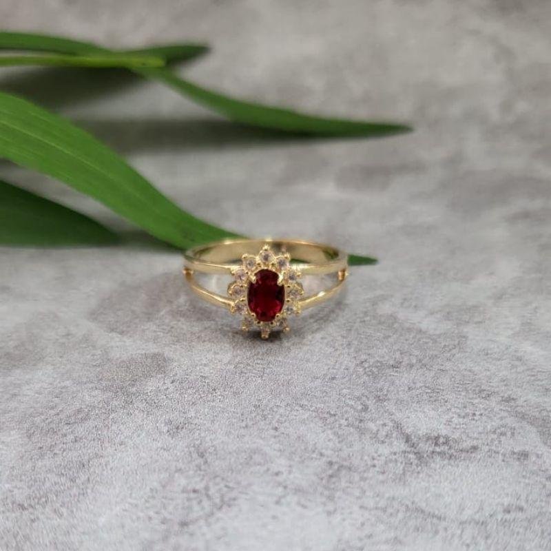 Anel de formatura feminino pedra oval na cor rubi com zirconias banhado a ouro 18k