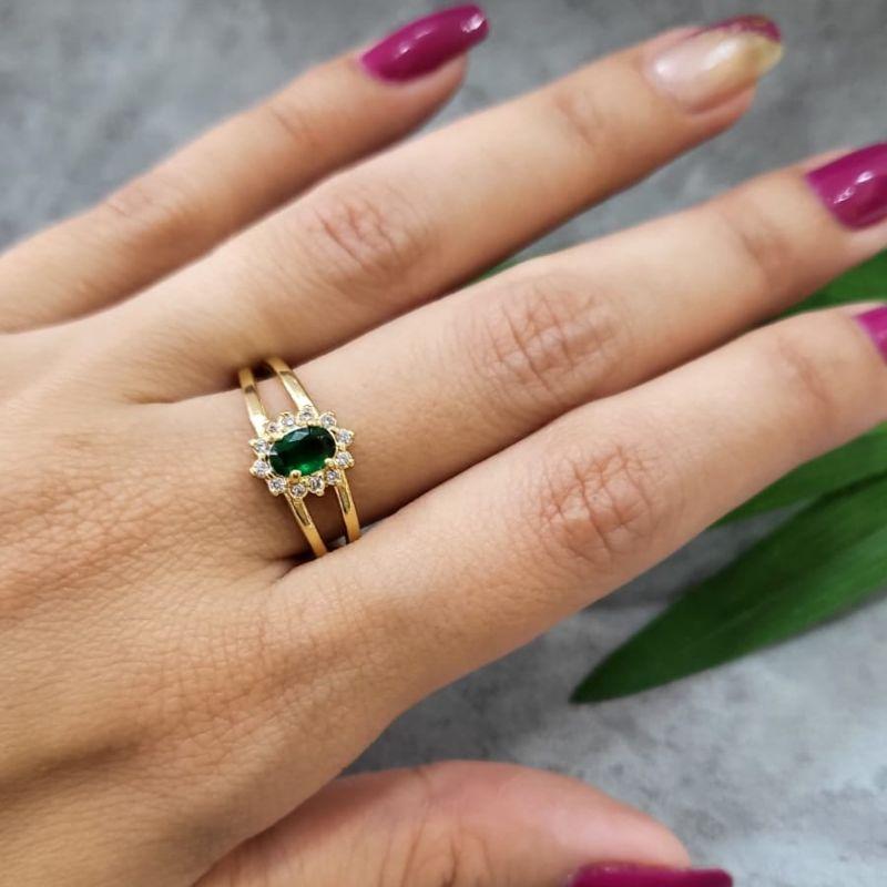 Anel de formatura feminino pedra oval na cor verde turmalina com zirconias banhado a ouro 18k
