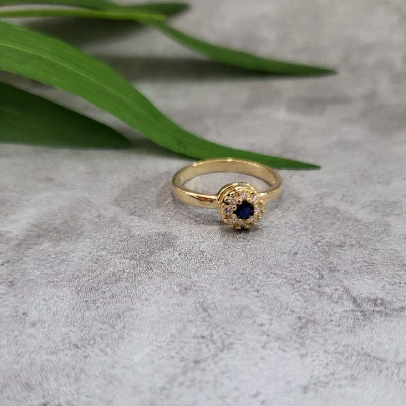 Anel de formatura feminino pedra redonda na cor azul bic com zirconias banhado a ouro 18k