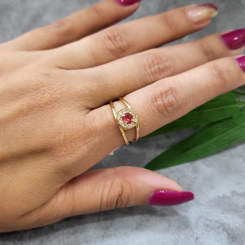 Anel de formatura feminino pedra redonda na cor rosa com zirconias banhado a ouro 18k