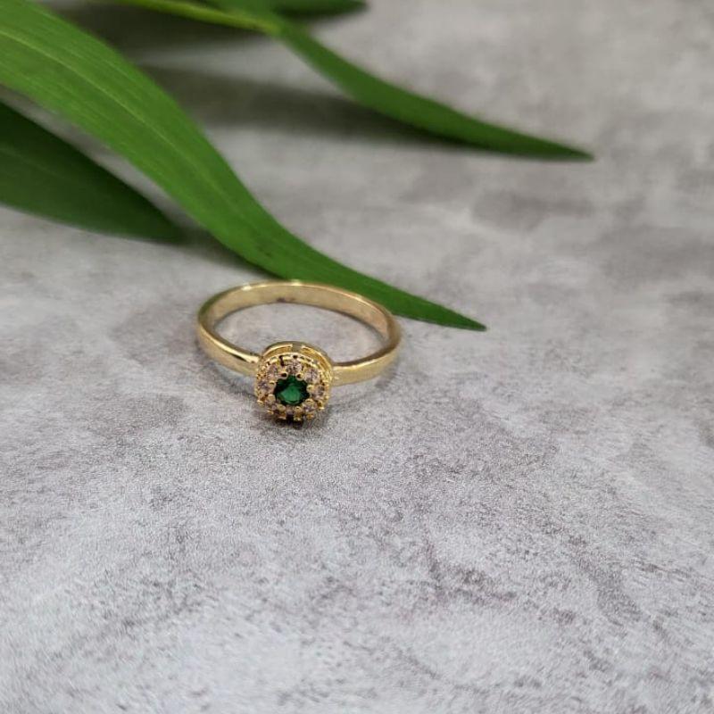Anel de formatura feminino pedra redonda na cor verde turmalina com zirconias banhado a ouro 18k