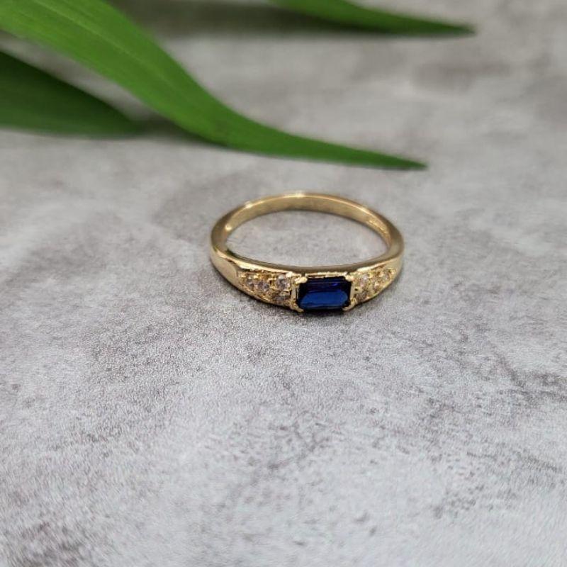 Anel de formatura feminino pedra retangular na cor azul bic com zirconias nas laterais banhado a ouro 18k