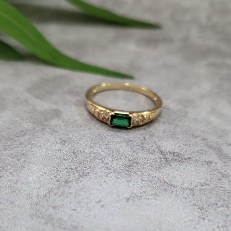 Anel de formatura feminino pedra retangular na cor verde turmalina com zirconias nas laterais banhado a ouro 18k