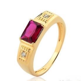 Anel de formatura masculino com pedra retangular na cor rosa com duas zirconias banhado a ouro 18k