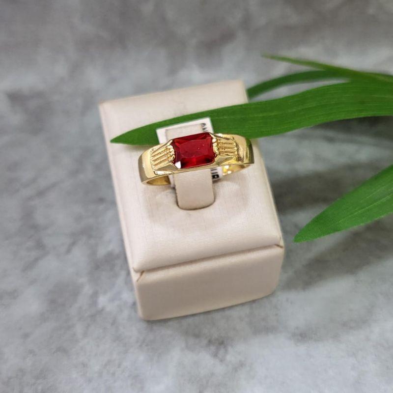 Anel de formatura masculino com pedra retangular na cor rubi banhado a ouro 18k