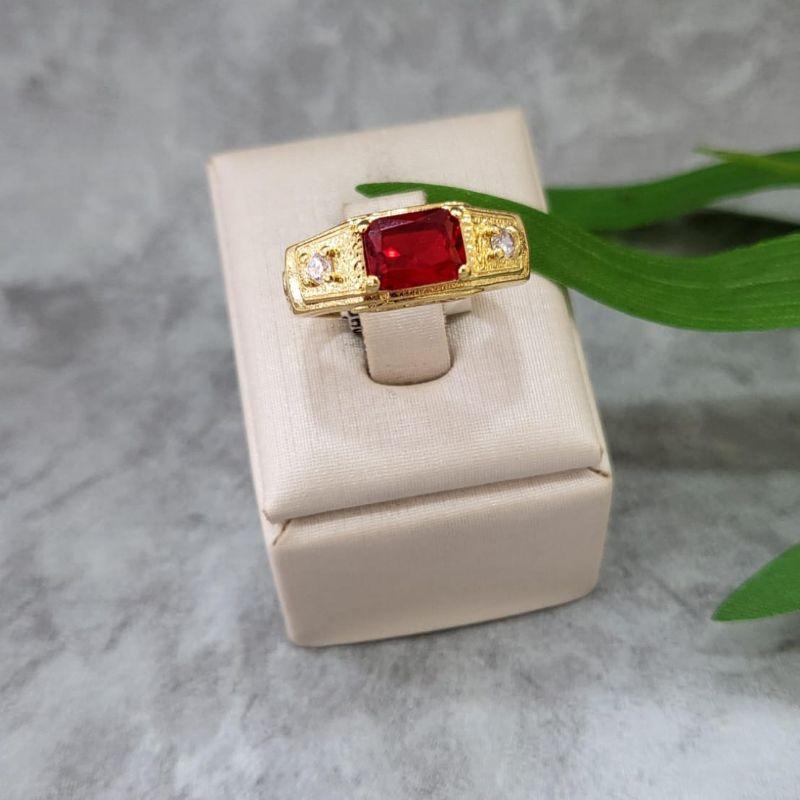 Anel de formatura masculino com pedra retangular na cor rubi com duas zirconias banhado a ouro 18k
