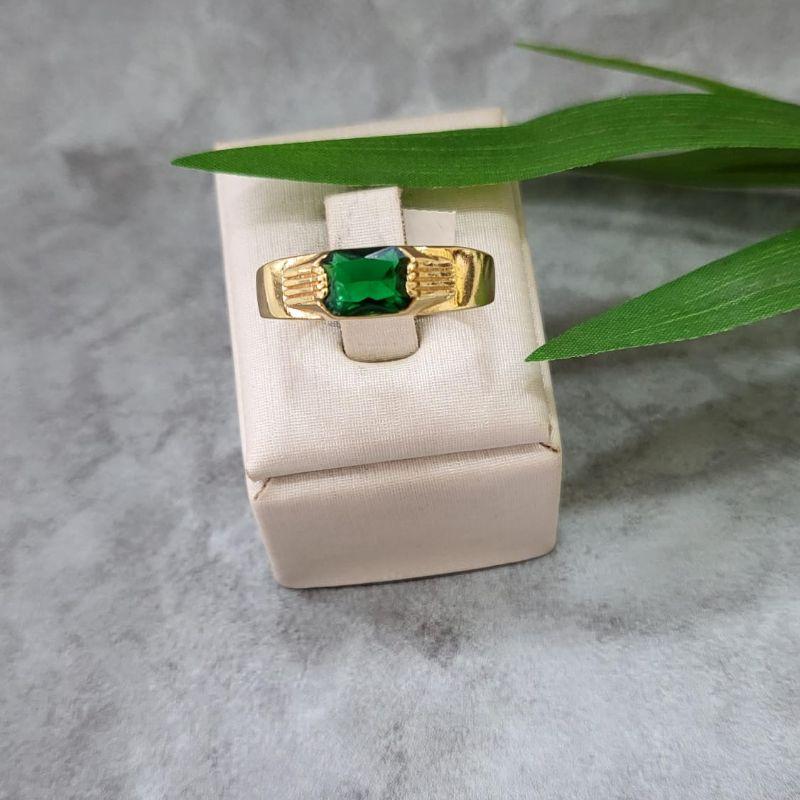 Anel de formatura masculino com pedra retangular na cor verde turmalina banhado a ouro 18k