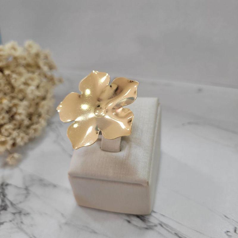 Anel flor fechada lisa banhado a ouro 18k