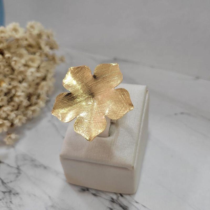 Anel flor fechada lixado banhado a ouro 18k