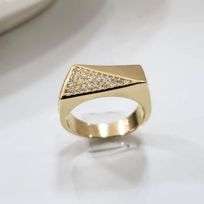 Anel largo base quadrada com dois lados cravejados banhado a ouro 18k