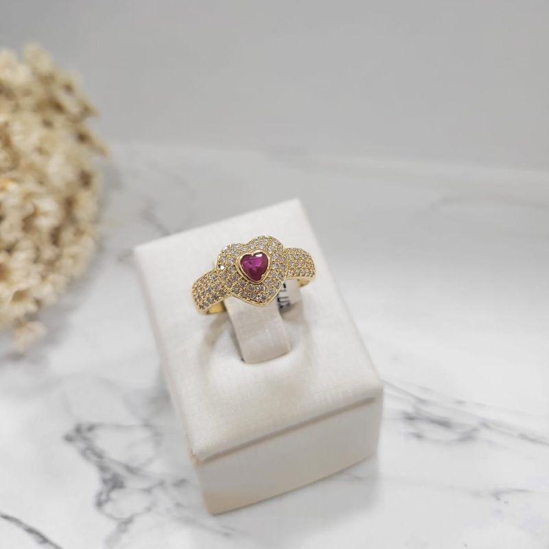 Anel luxo duplo coracao cravejado com pedra no meio na cor rubi banhado a ouro 18k