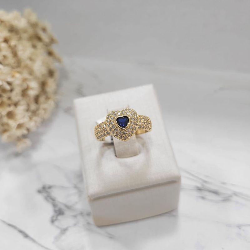 Anel luxo duplo coracao cravejado com pedra no meio na cor safira banhado a ouro 18k